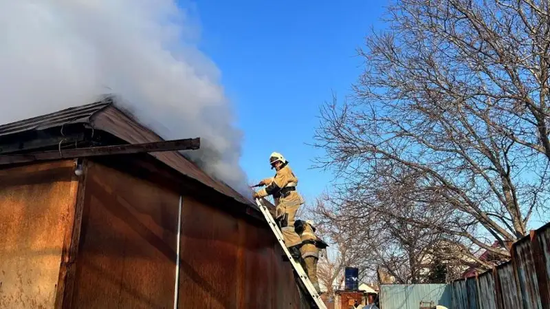 Полицейский и фельдшер спасли женщину из горящего дома в Алматы