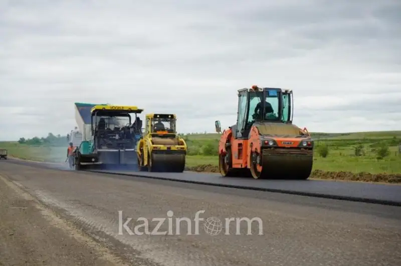 Qazaqstannyń batysyndaǵy joldar qurylysy qalaı júrip jatyr