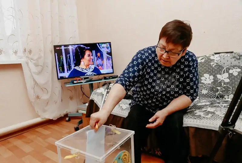 Более 800 человек голосовали дома или воспользовались инватакси в Атырауской области