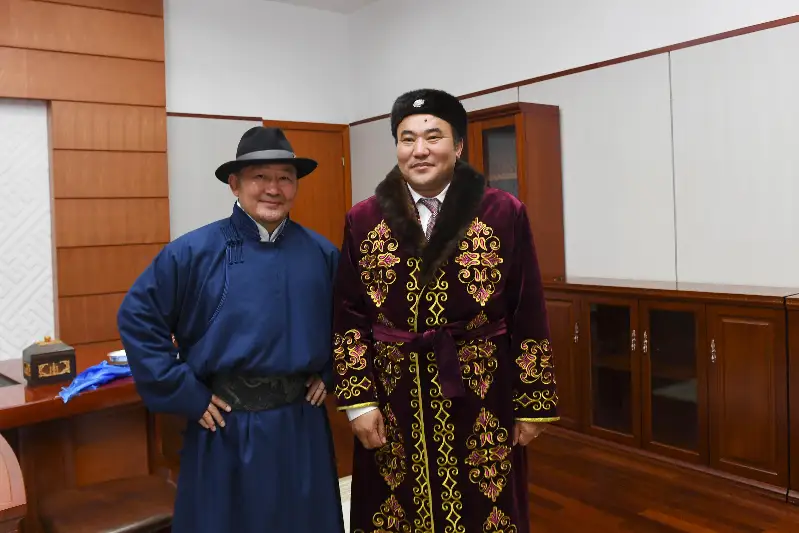 موڭعول پرەزيدەنتىن ۇلىقتاۋ جانە قازاقتىڭ ۇلتتىق كيىمى