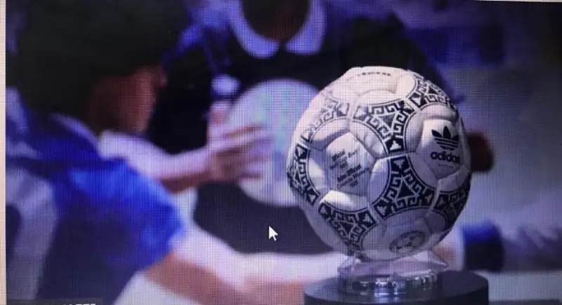 За 2,4 млн долларов на аукционе продан мяч, которым Диего Марадона забил «гол столетия»