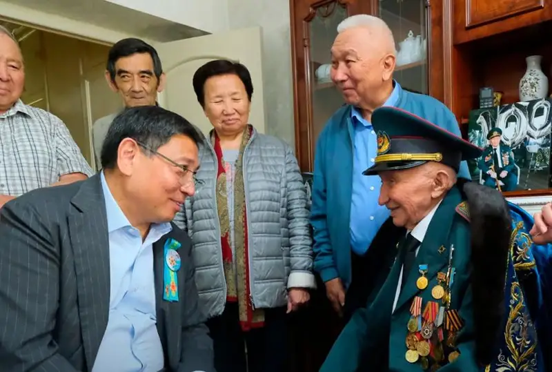 Аким Алматы поздравил ветеранов с Днем Победы