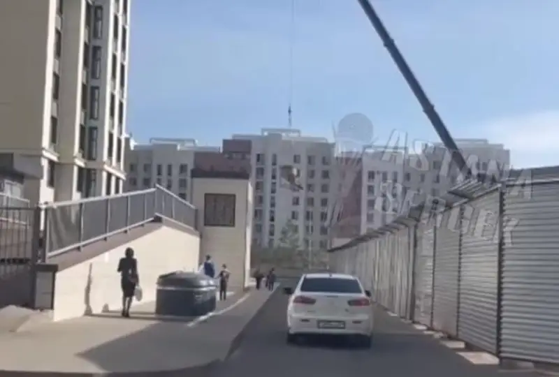 Госинспекторы проверяют безопасность в районе стройки в Нур-Султане