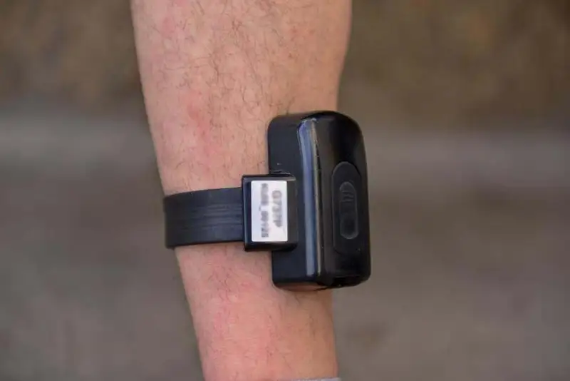 Более 2,5 тыс. осужденных в РК носят электронные браслеты