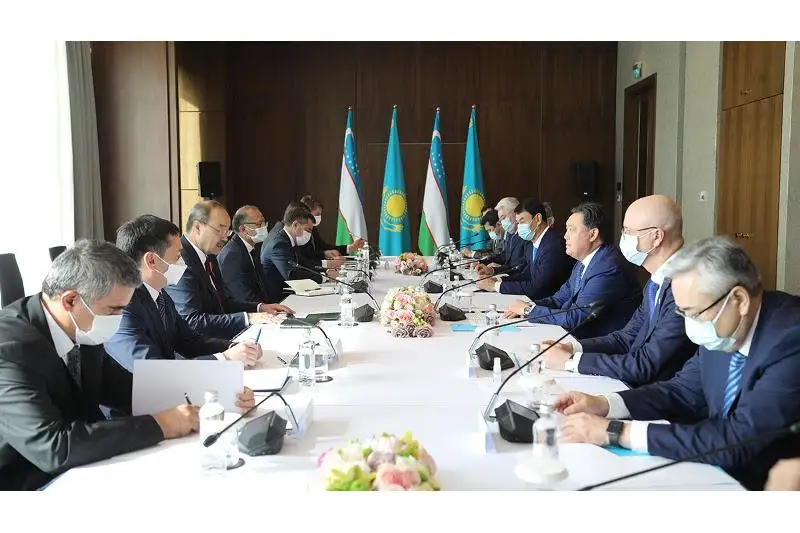 اسقار مامين وزبەكستاندىق ارىپتەسىمەن كەزدەستى