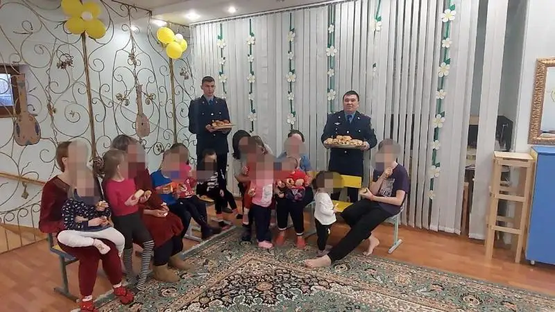 Постояльцев Центра адаптации поздравили с Наурызом сотрудники колонии в Степногорске