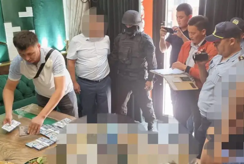 Около 32 млн тенге вымогали двое туркестанцев у сотрудников медучреждений