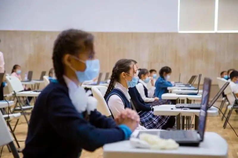 Almaty ákimdigi muqtaj otbasynan shyqqan 19 myń oqýshyǵa mektep formasyn áperedi