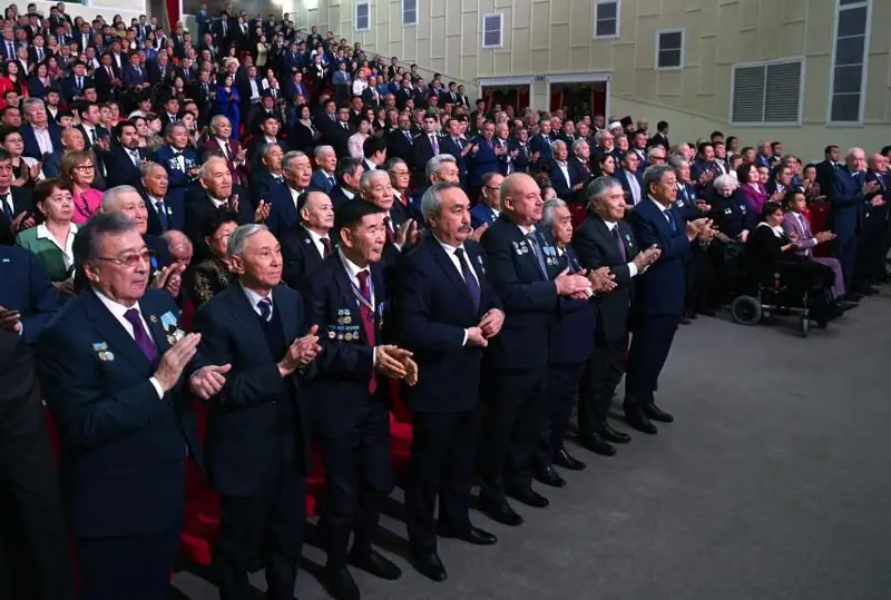 Глава государства наградил ряд жителей Атырауской области