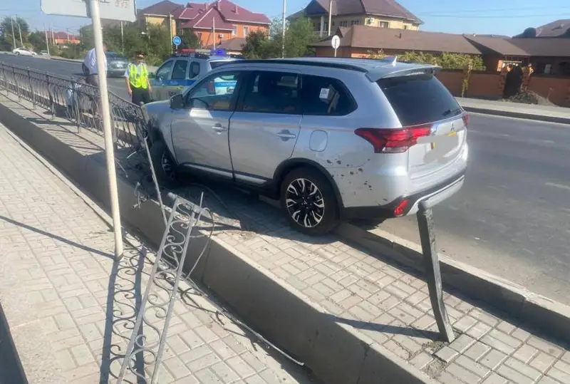 Десятилетнего мальчика на электросамокате сбила машина на пешеходном переходе в Атырау