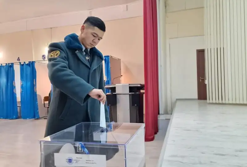Курсанты и военнослужащие ВИСВО одними из первых проголосовали в Актобе