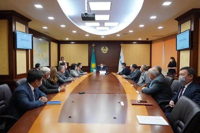 Лучших работников транспортной отрасли наградили в Мининдустрии РК