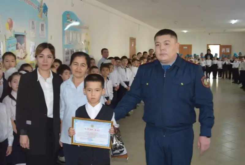 Спасшего двух детей мальчика наградили в Атырау
