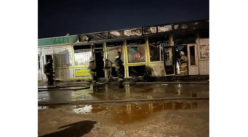 Aqtaýda bazar órtenip, 6 dúken tolyqtaı janyp ketti