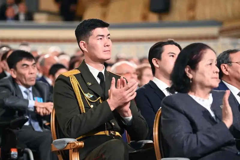 Пожарного наградили медалью «Ерлігі үшін» за спасение семи человек при пожаре в Алматы