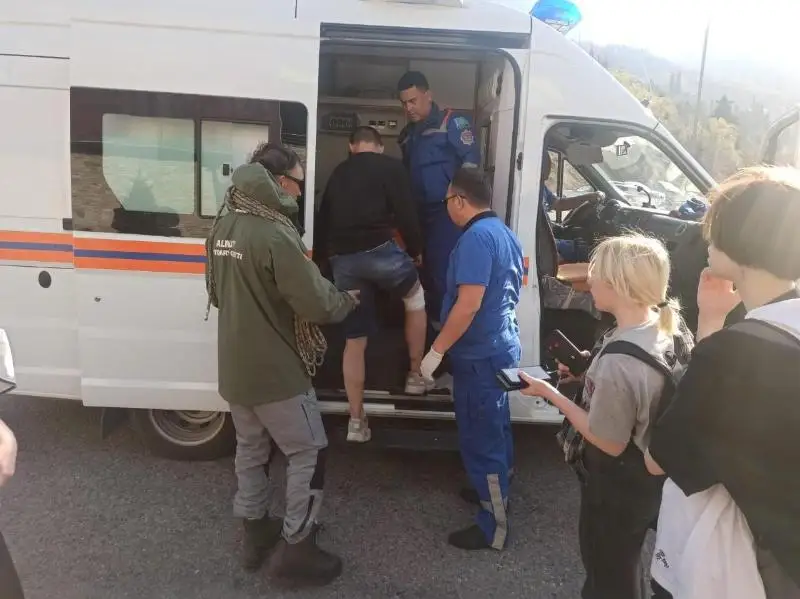 Спасатели эвакуировали 14-летнего туриста из Малого Алматинского ущелья