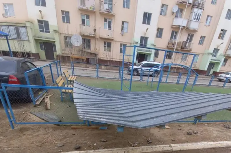 Қызылорда қаласында қатты желден көп қабатты үйдегі балконның шатыры ұшып кетті