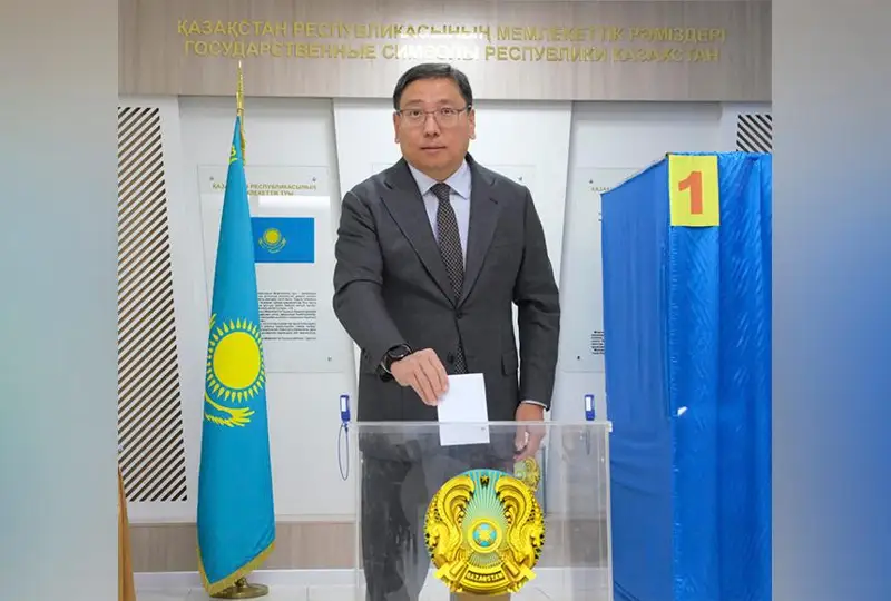 Аким Алматы вместе с супругой одними из первых проголосовали на выборах