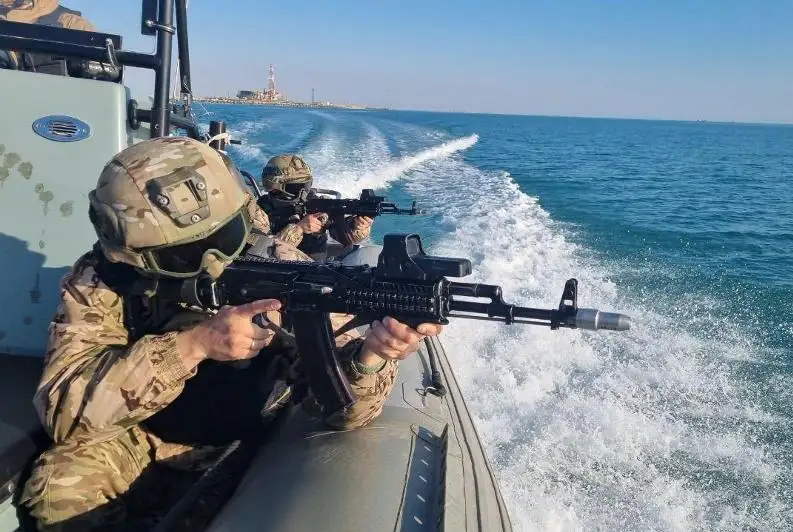Военные моряки отрабатывают вопросы противодиверсионной безопасности порта
