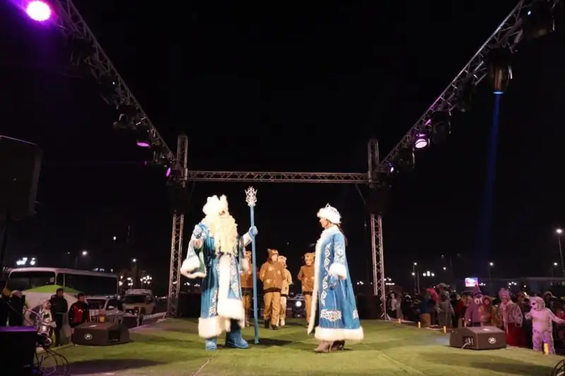 Semeıde jańajyldyq bas shyrshanyń shamdary jandy