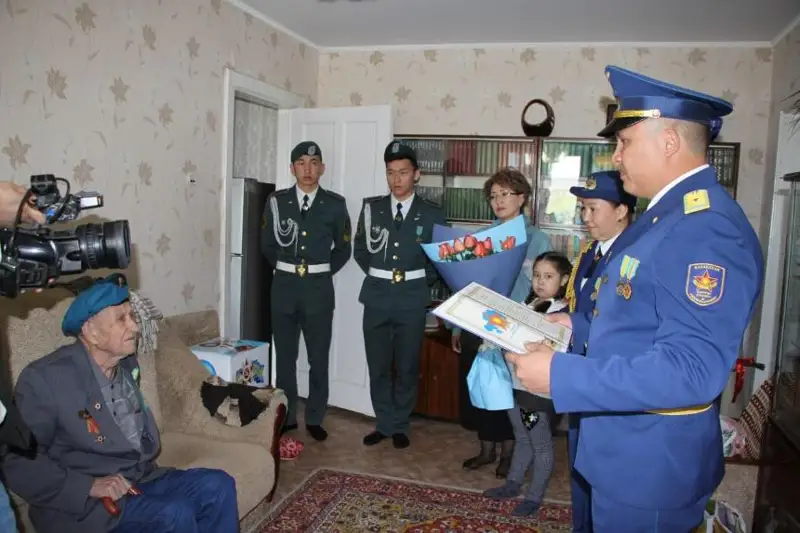Концерт на дому устроили для 94-летнего ветерана ВОВ военные летчики в Актобе