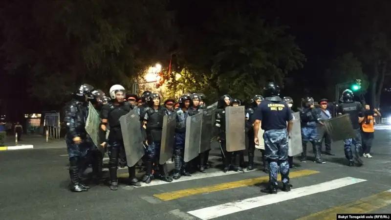 بىشكەكتە ميليتسيا اتامبايەۆتىڭ جاقتاستارىن كۇشپەن تاراتتى