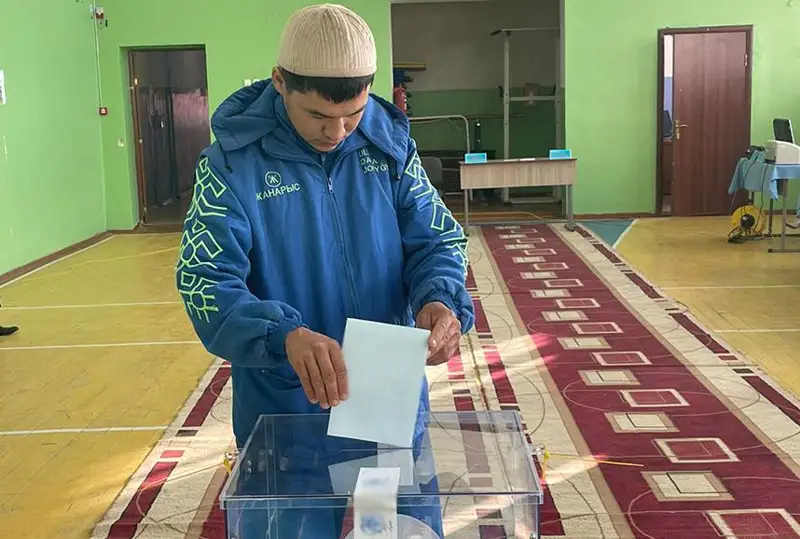 «Uly dala joryǵy» marafonynyń jeńimpazy saılaýǵa óziniń tulparymen bardy