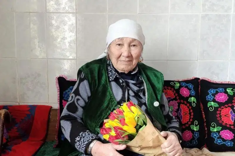 قىتايدان كەلگەن 91 جاستاعى اجە ازاماتتىق الدى