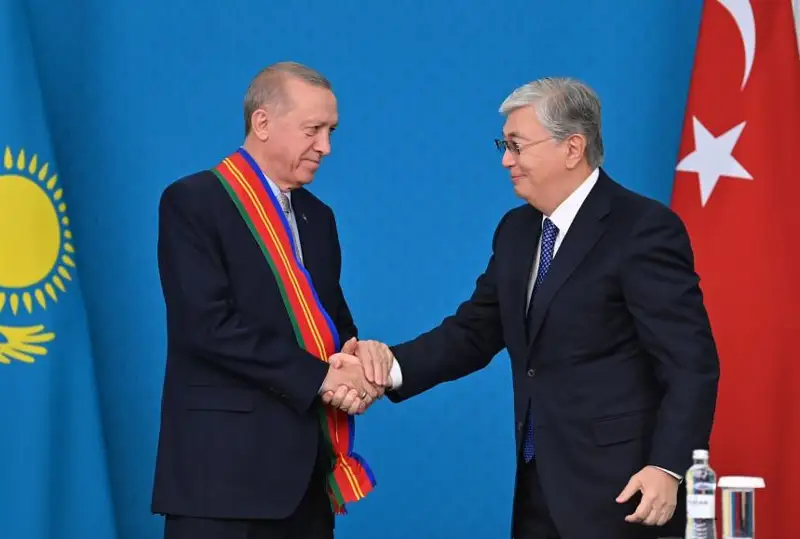 Президент РК наградил Реджепа Тайипа Эрдогана орденом «Достык» I степени