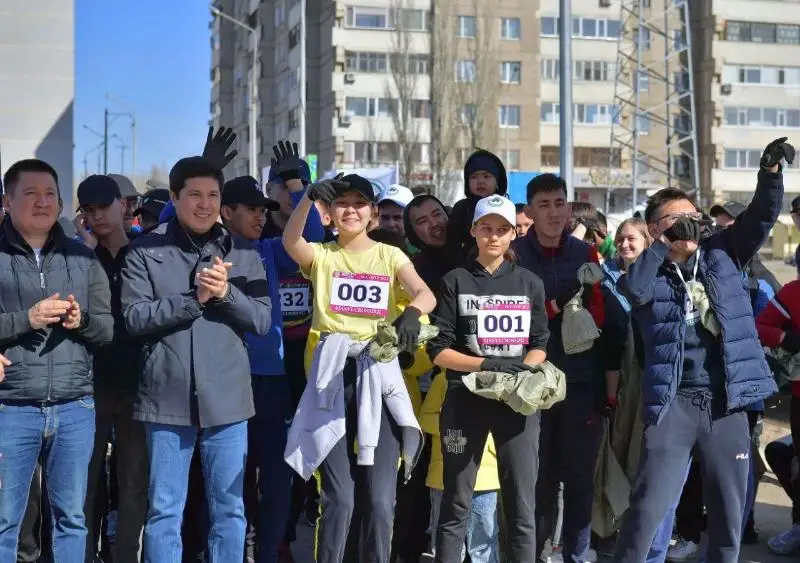 В Павлодаре горожане сбор мусора совместили со спортивным забегом