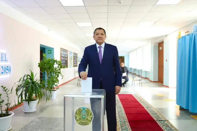 Аким Мангистауской области проголосовал на референдуме