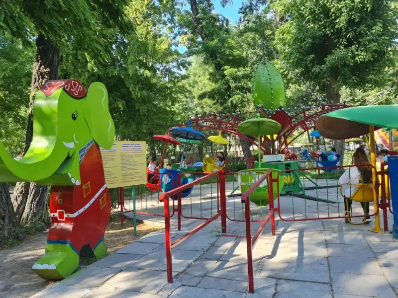 Бесплатное катание на аттракционах подарили детям полицейские Тараза