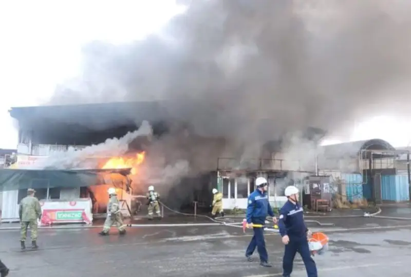Пожар на рынке Тараза тушат 56 огнеборцев