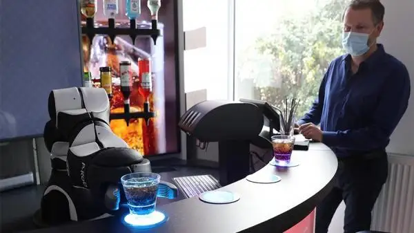 شۆەيتساريادا كوكتەيل جاساي الاتىن روبوت بارمەن ويلاپ شىعارىلدى