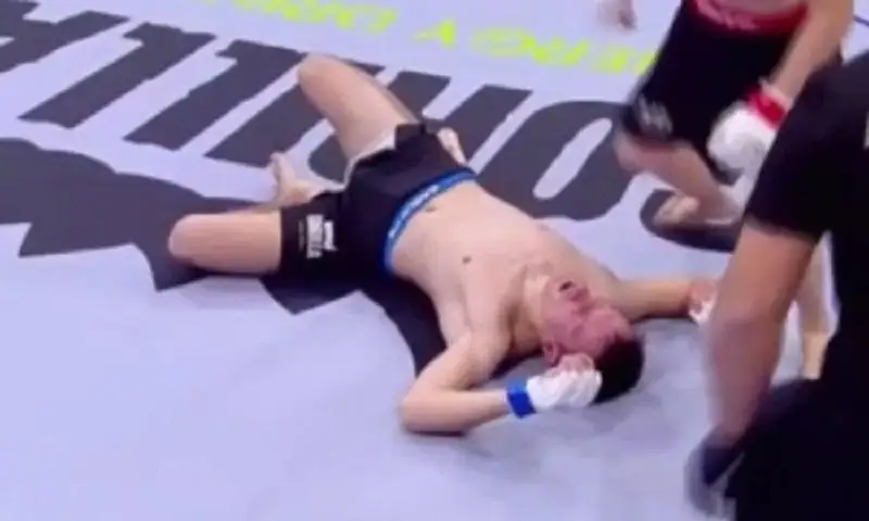 Непобежденный боец из Казахстана отправил россиянина в тяжелый нокаут