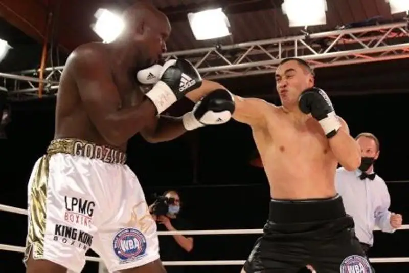 جەڭىلىپ كورمەگەن قازاقستاندىق بوكسشى ءوز مانسابىنداعى ەڭ ۇلكەن ايقاسىن وتكىزەدى