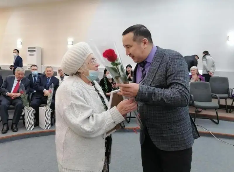 Ветеранов здравоохранения наградили в Акмолинской области