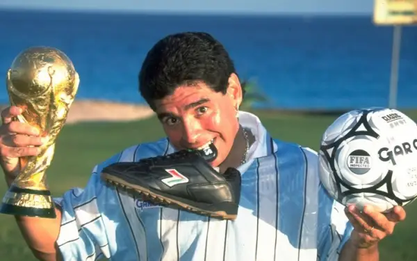 ءبىز بىلەتىن مارادونا. اڭىز فۋتبولشىنىڭ ەرەكشە سۋرەتتەرى