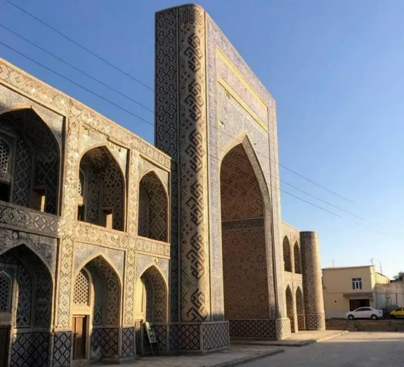 بۇحارادا ىرگەسى 16- عاسىردا قالانعان مەدرەسەنىڭ قابىرعاسى قۇلادى