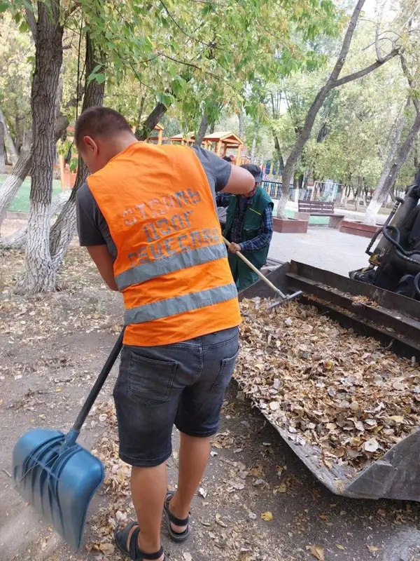Подметать улицы отправили мужчину за подделку больничного листа в Караганде
