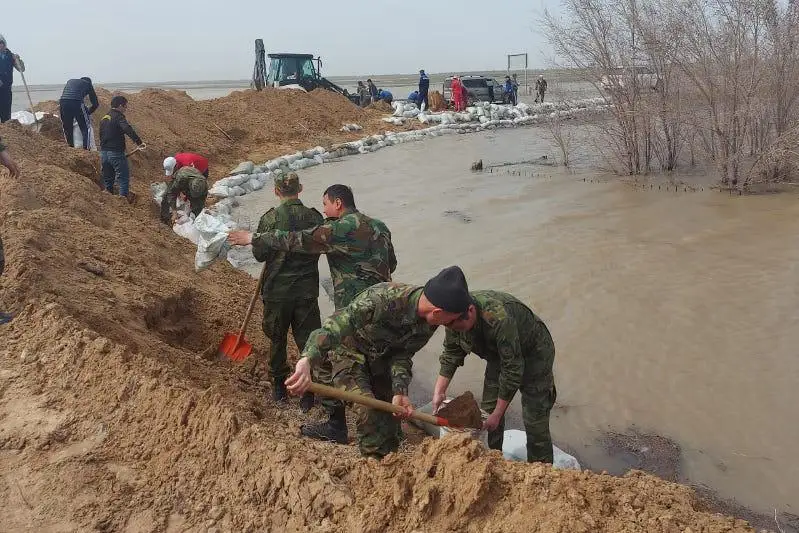 Районный центр спасают от затопления в Атырауской области
