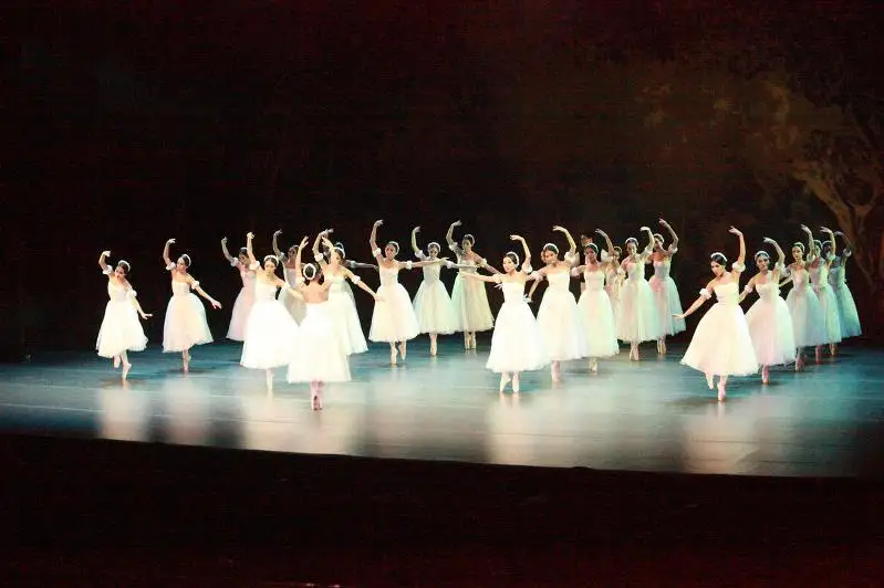 قازاق بالەتى لوندون تورىندە ونەر كورسەتتى