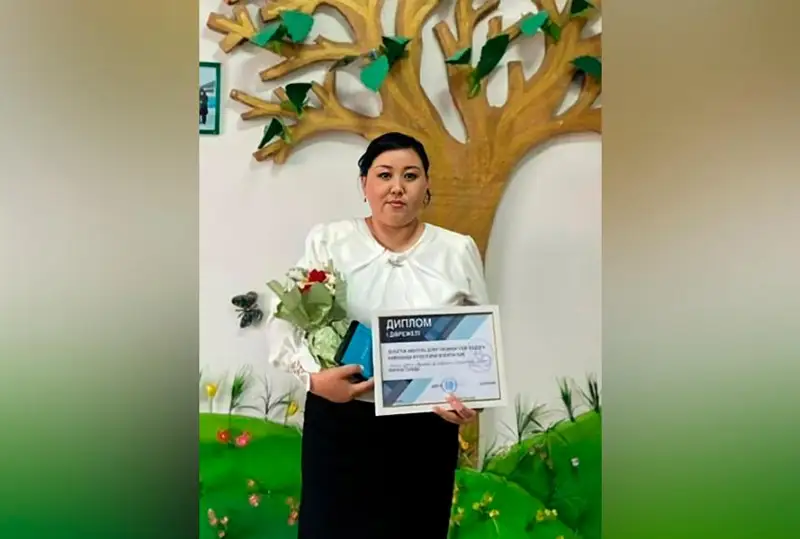 Atyraýlyq balabaqsha tárbıeshisi respýblıkalyq baıqaýda úzdik atandy