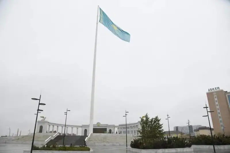 Церемония поднятия государственного флага ко Дню Республики прошла в Атырау