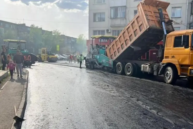 Подъездные пути к соцобъектам строят дорожники в столице