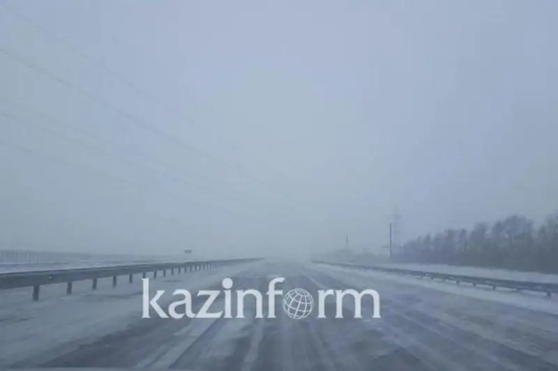 Движение грузовиков с прицепами ограничено в Абайской и Жетысуской областях из-за погоды