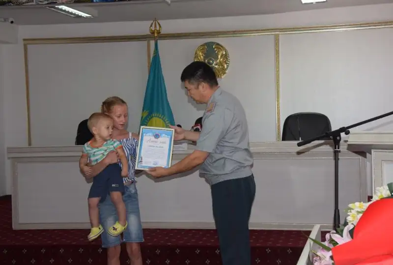 Shymkentte egiz inilerin órtten qutqarǵan 12 jasar qyz medalmen marapattaldy