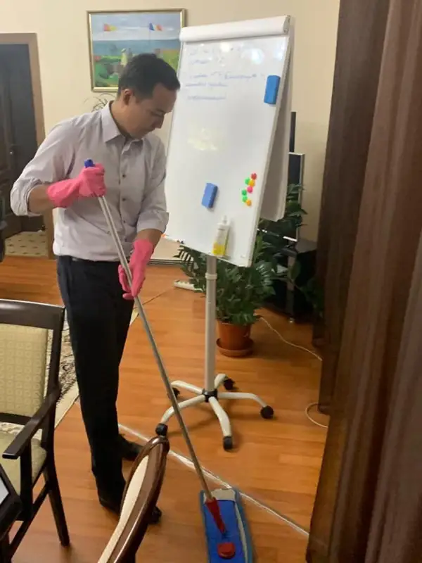 ەلورداداعى ءبىلىم باسقارماسىنىڭ باسشىسى نەگە ەدەن جۋىپ ءجۇر