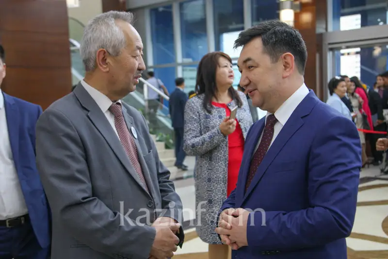 Н.Назарбаев шетелдегі қандастарымызды үздік 100 оқулықты қазақ тіліне аудару ісіне қатысуға шақырды