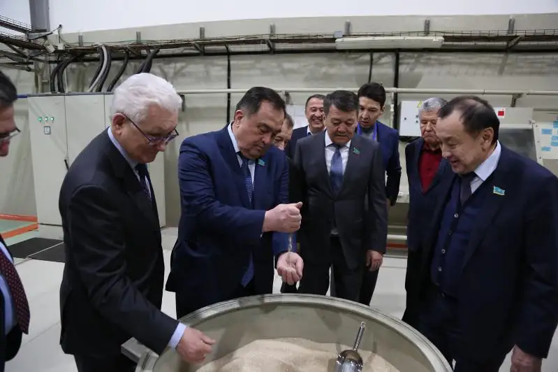 قازاقستاندىق سەناتورلار التىن وندىرەتىن زاۋىتتىڭ جۇمىسىمەن تانىستى